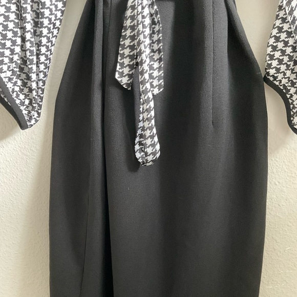 This dress comes with a houndstooth pattern on top with an adjustable tie waste - Picture 3 of 4